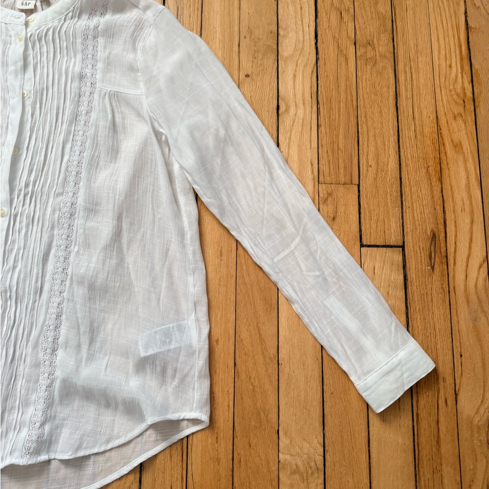 GAP White Textured Blouse with Lace Accents - Picture 4 of 9